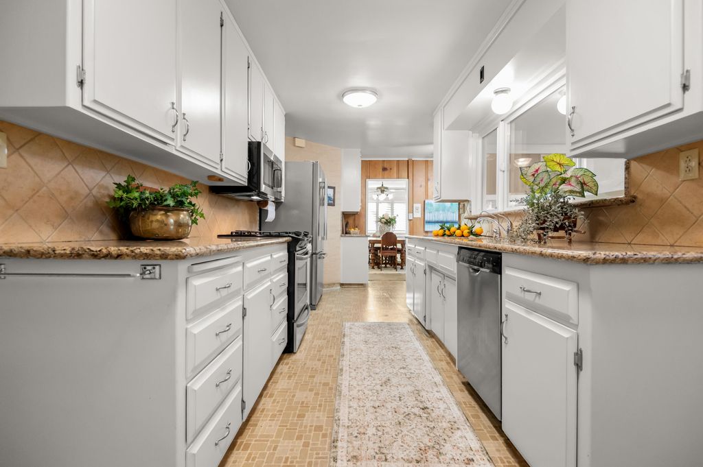 Image 20 of property listing at 214 N Linwood Street, Visalia, CA 93291