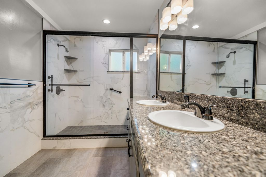 Image 28 of property listing at 214 N Linwood Street, Visalia, CA 93291