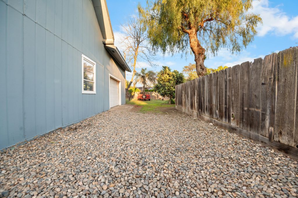 Image 56 of property listing at 214 N Linwood Street, Visalia, CA 93291