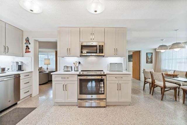 809 E 15TH AVENUE, New Smyrna Beach, FL 32169
