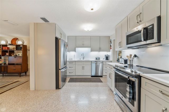 809 E 15TH AVENUE, New Smyrna Beach, FL 32169