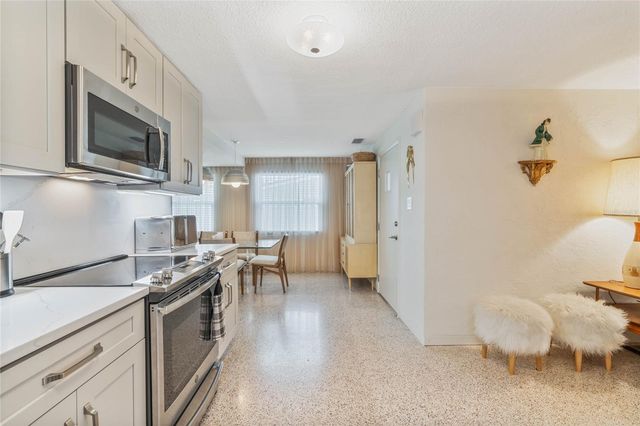 809 E 15TH AVENUE, New Smyrna Beach, FL 32169