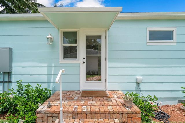 816 Avon Road, West Palm Beach, FL 33401