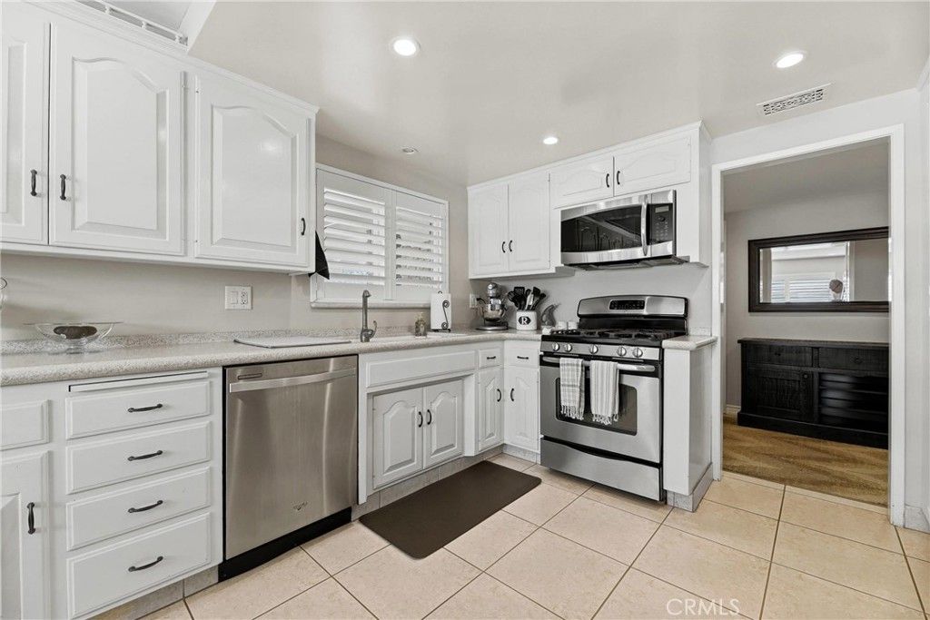Image 15 of property listing at 930 La Rue, La Verne, CA 91750