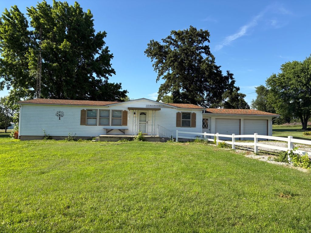 Image 1 of property listing at 173 Greenview Road, Centralia, IL 62801