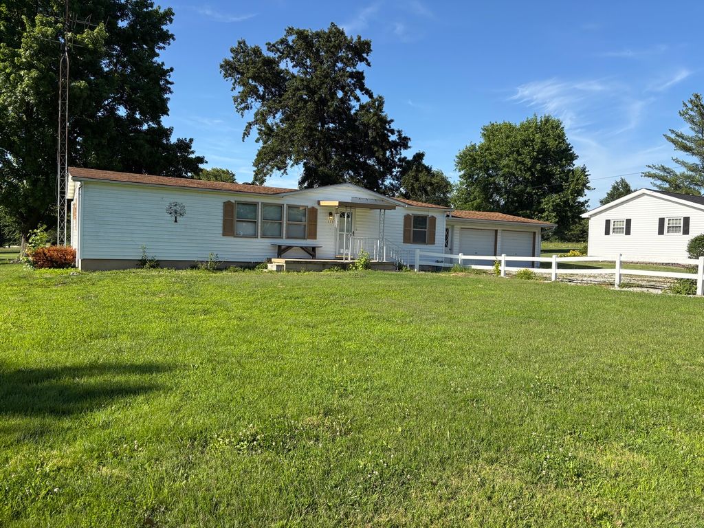 Image 15 of property listing at 173 Greenview Road, Centralia, IL 62801