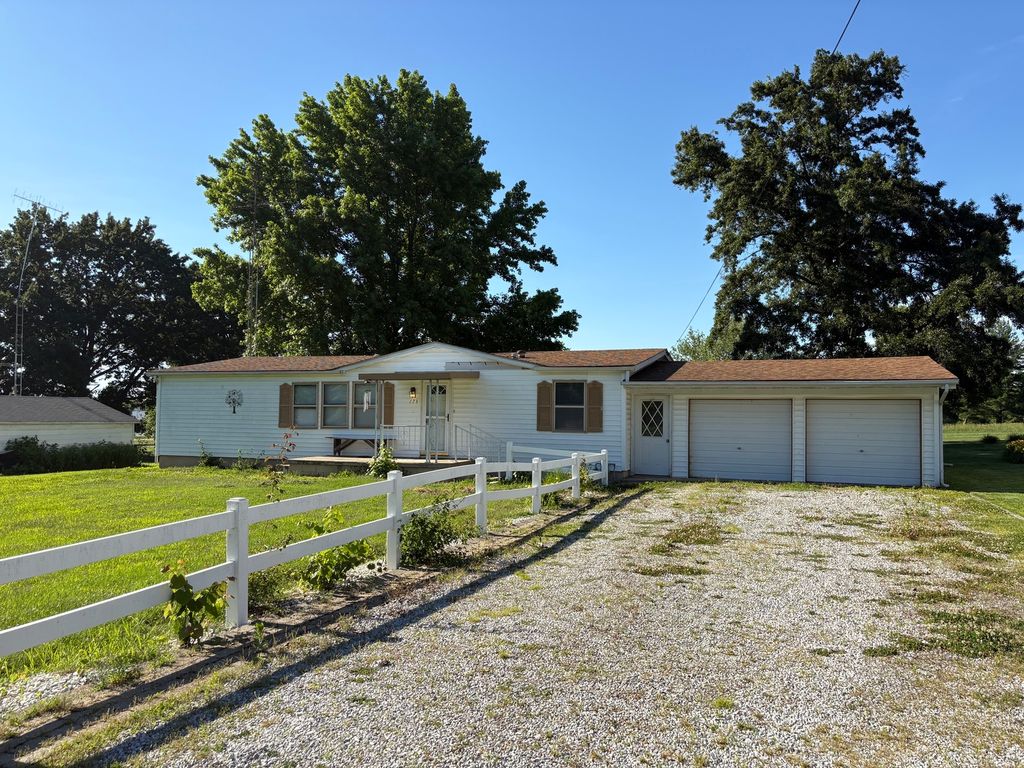 Image 16 of property listing at 173 Greenview Road, Centralia, IL 62801