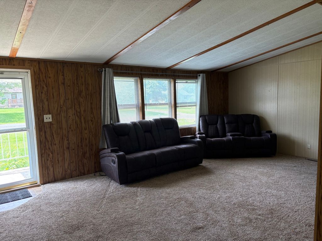 Image 3 of property listing at 173 Greenview Road, Centralia, IL 62801