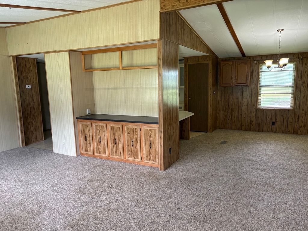 Image 4 of property listing at 173 Greenview Road, Centralia, IL 62801