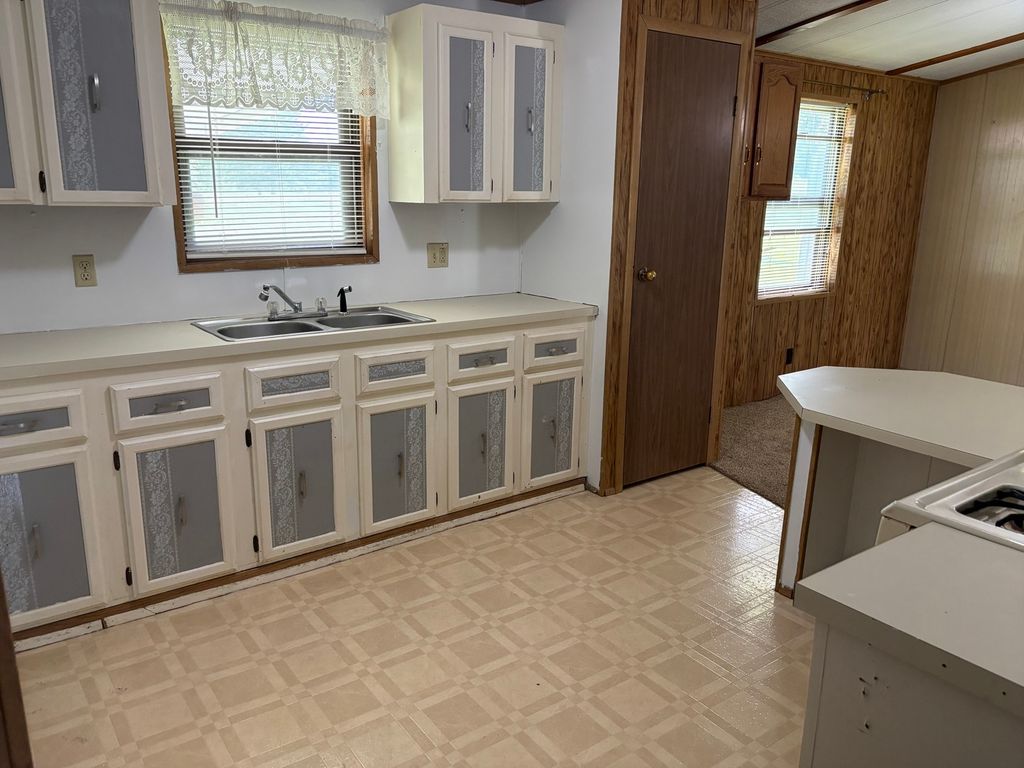 Image 6 of property listing at 173 Greenview Road, Centralia, IL 62801