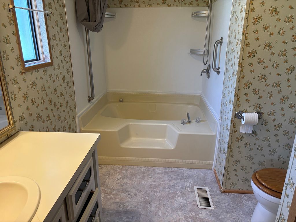 Image 9 of property listing at 173 Greenview Road, Centralia, IL 62801