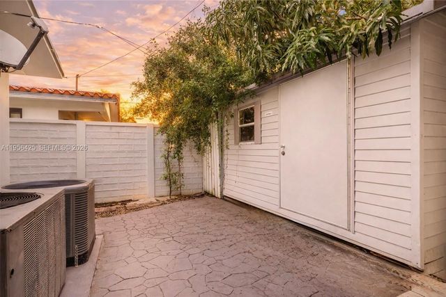 3210 SW 24th Ter, Miami, FL 33145