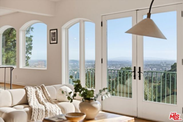 1284 Lago Vista Drive, Beverly Hills, CA 90210