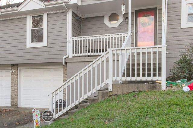 2021 8th Street, Blue Springs, MO 64015