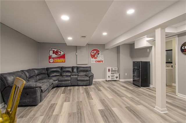 2021 8th Street, Blue Springs, MO 64015