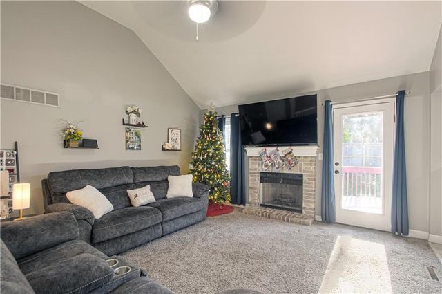 2021 8th Street, Blue Springs, MO 64015