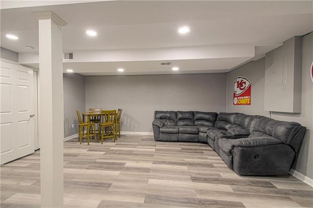 2021 8th Street, Blue Springs, MO 64015