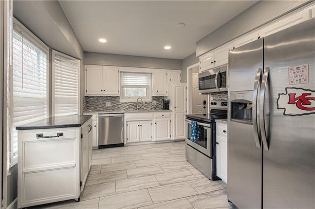 2021 8th Street, Blue Springs, MO 64015