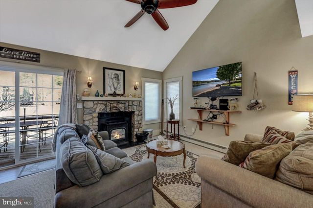 390 SNOW RIDGE CIR, Lake Harmony, PA 18624