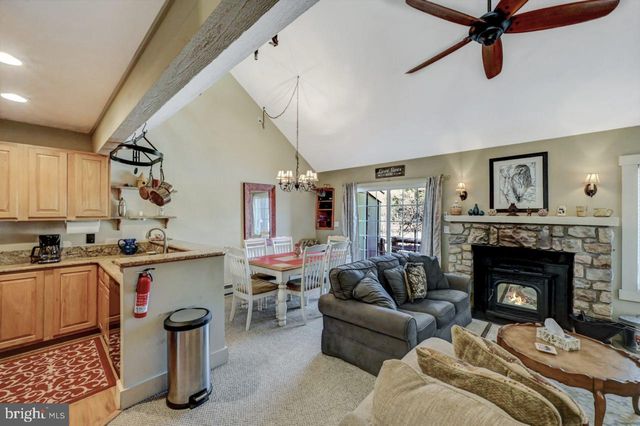 390 SNOW RIDGE CIR, Lake Harmony, PA 18624