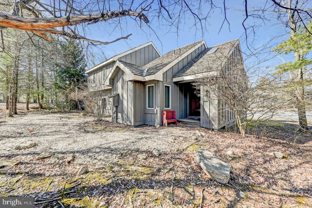 390 SNOW RIDGE CIR, Lake Harmony, PA 18624