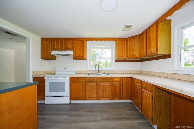 31 Horns Park Road, Hyde Park, NY 12538