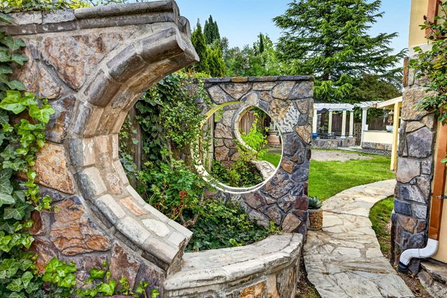 1082 La Loma Drive, Medford, OR 97504