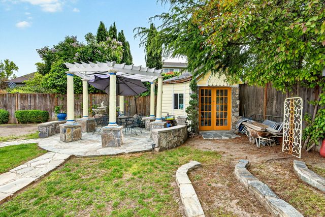 1082 La Loma Drive, Medford, OR 97504