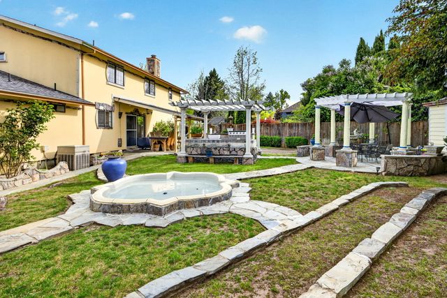 1082 La Loma Drive, Medford, OR 97504