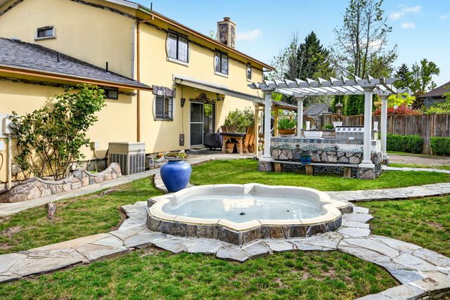 1082 La Loma Drive, Medford, OR 97504