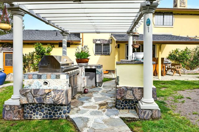 1082 La Loma Drive, Medford, OR 97504