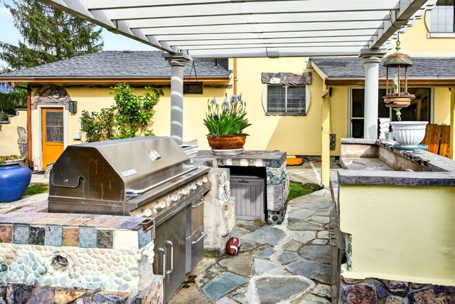 1082 La Loma Drive, Medford, OR 97504