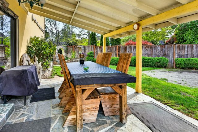 1082 La Loma Drive, Medford, OR 97504