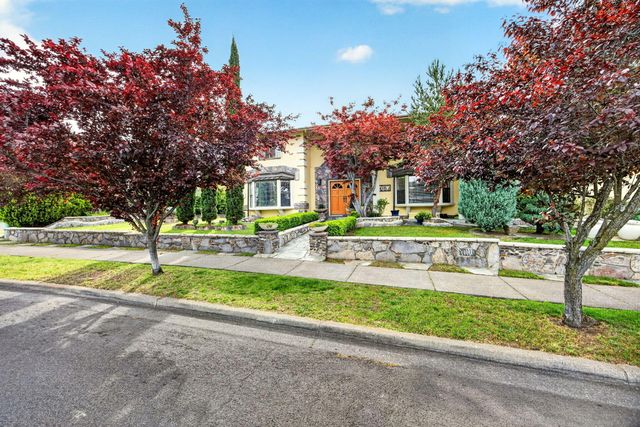 1082 La Loma Drive, Medford, OR 97504