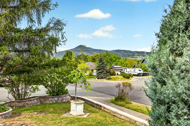 1082 La Loma Drive, Medford, OR 97504