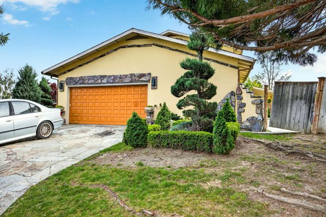 1082 La Loma Drive, Medford, OR 97504