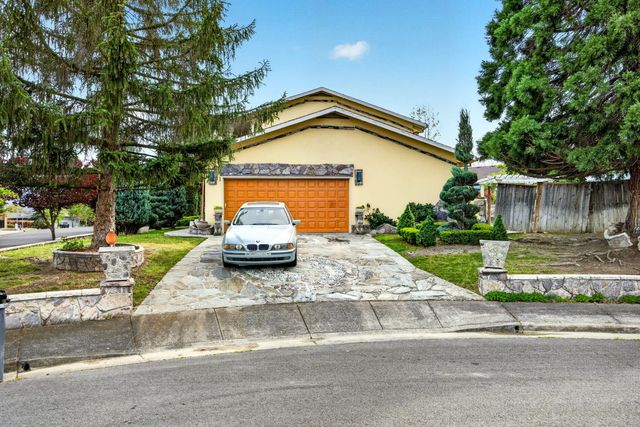 1082 La Loma Drive, Medford, OR 97504