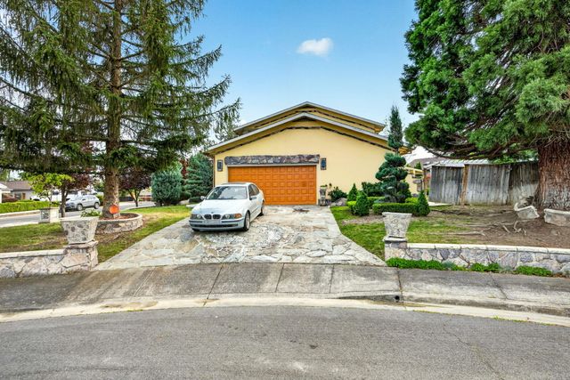 1082 La Loma Drive, Medford, OR 97504