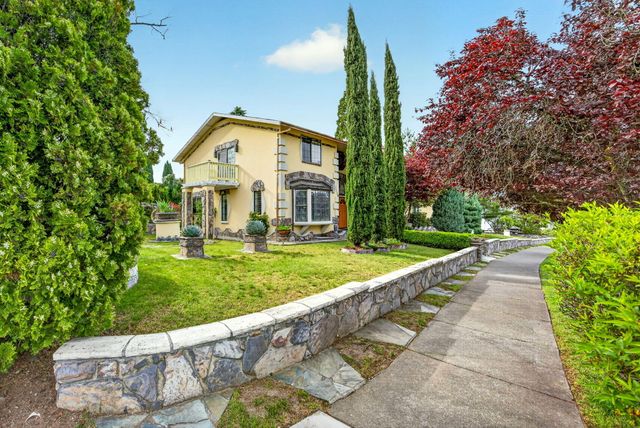 1082 La Loma Drive, Medford, OR 97504