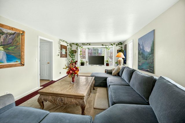 1082 La Loma Drive, Medford, OR 97504