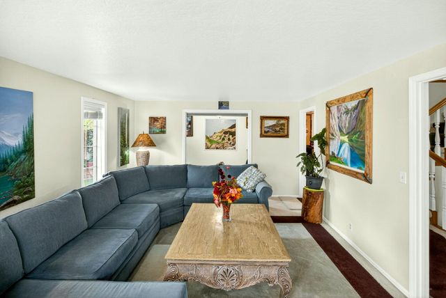 1082 La Loma Drive, Medford, OR 97504