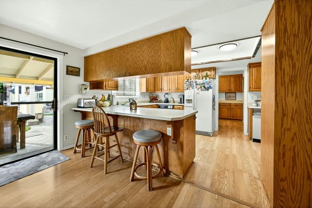 1082 La Loma Drive, Medford, OR 97504