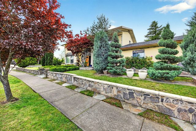 1082 La Loma Drive, Medford, OR 97504