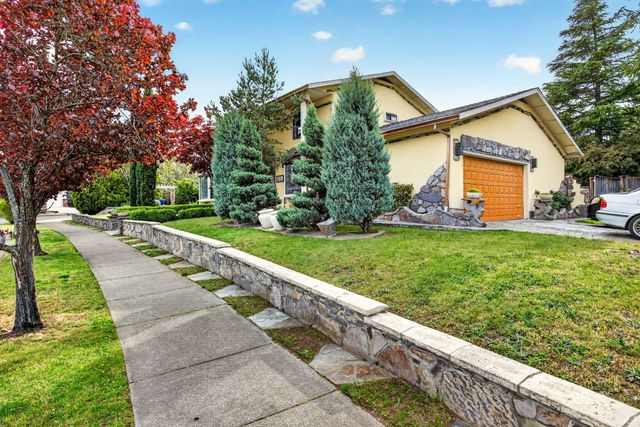 1082 La Loma Drive, Medford, OR 97504