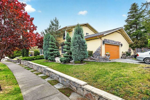 1082 La Loma Drive, Medford, OR 97504