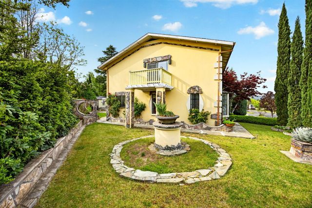 1082 La Loma Drive, Medford, OR 97504