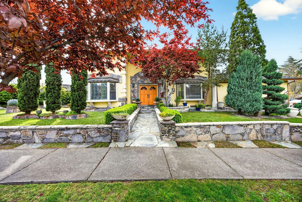 1082 La Loma Drive, Medford, OR 97504