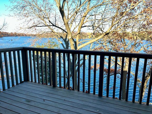 33 Shoreline Road B, Lake Barrington, IL 60010