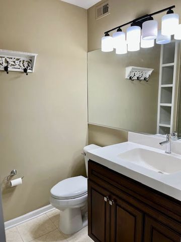 33 Shoreline Road B, Lake Barrington, IL 60010