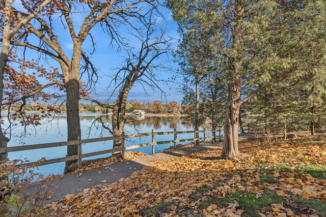 33 Shoreline Road B, Lake Barrington, IL 60010